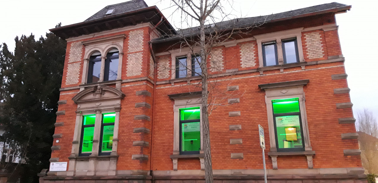 Grün erleuchtete Fenster im Ambulanten Hospizzentrum in der Weißenburgerstr. 1 bei Tag