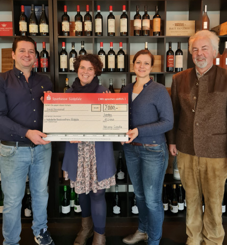 Adriano Casello übergibt einen Spendenscheck über 2.000€ an Kathrin Seibert, Susanne Ziegler und Franz-Josef Schöner